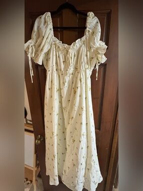 Cream Floral Puff-Sleeve Maxi Dress